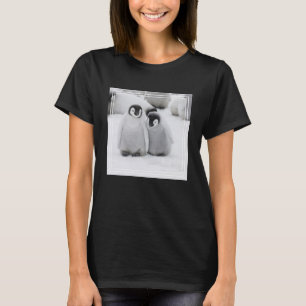 Kaiserpinguin-Küken auf Eis in der Antarktis T-Shirt
