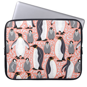 Kaiserpinguine und ihre Naben auf einem rosa Muste Laptopschutzhülle
