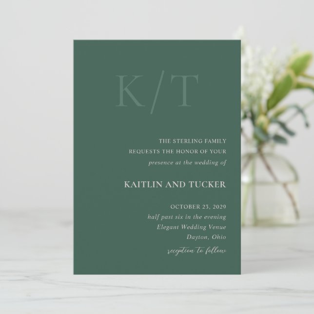 Kaitlin Hunter Green Bold Monogram Elegant Wedding Einladung (Stehend Vorderseite)