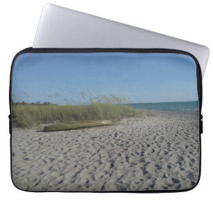 Kajak an einem Sandstrand mit Laptop-Ärmel Laptopschutzhülle