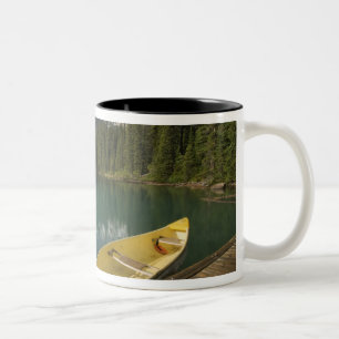 Kajak an einem Steg am Moraine Lake, Banff Zweifarbige Tasse