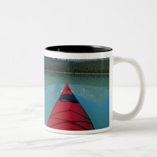 Kajak auf dem Waterfowl Lake unterhalb Howse Peak Zweifarbige Tasse