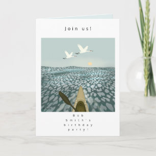 Kajak im Wasser mit Kranen über Einladung fliegen