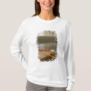 Kajak im Wasser mit Taj Mahal, Agra, Indien T-Shirt