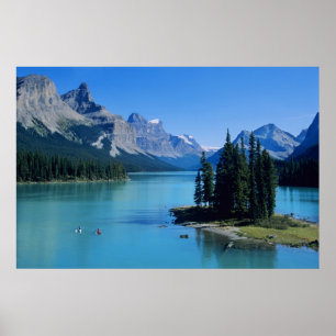 Kajakfahren am Maligne Lake auf der Spirit Island Poster