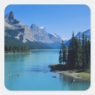 Kajakfahren am Maligne Lake auf der Spirit Island Quadratischer Aufkleber