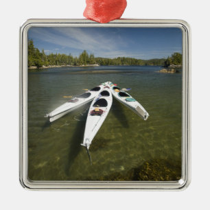 Kajakflotte in Ruhe während des späten Nachmittags Silbernes Ornament