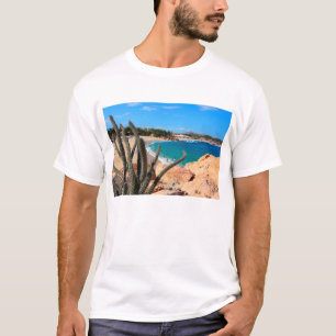 Kaktus auf felsigem Gipfel über Sandy-Strand T-Shirt