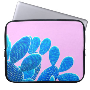 Kaktus blau gefärbt auf rosa Hintergrund. Mode, m Laptopschutzhülle