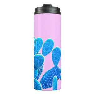Kaktus in Blau auf rosa Hintergrund. Mode, minimal Thermosbecher