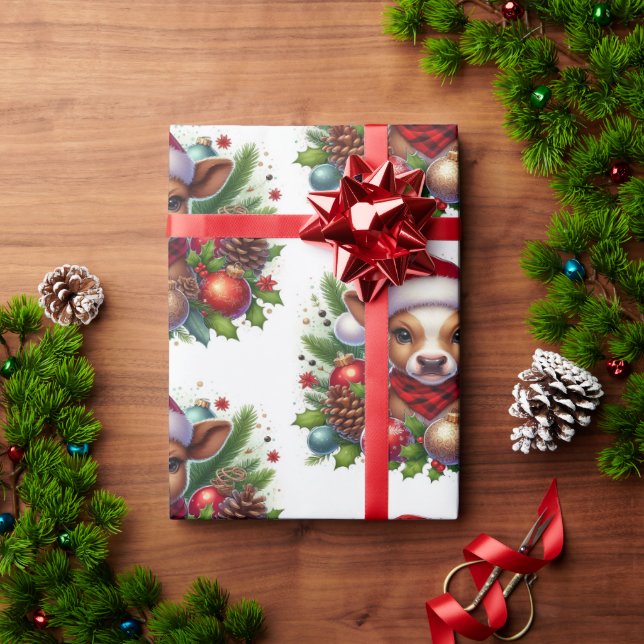 Kalb in Weihnachtsmannmütze Umgeben von Weihnachts Geschenkpapier (Feiertagsgeschenk)