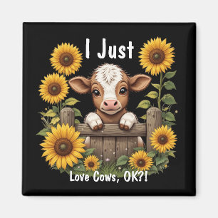 Kalb schaut über den Zaun, umgeben von Sonnenblume Magnet