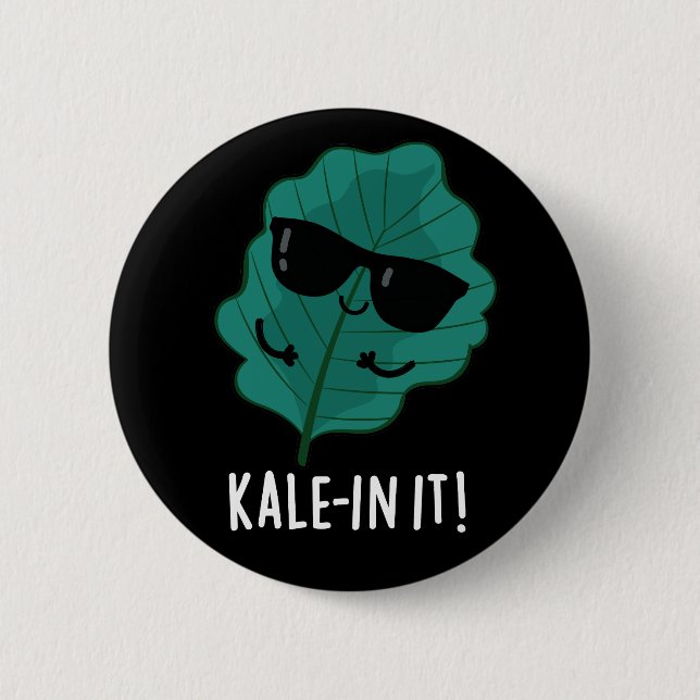Kale in It Funny Veggie Kale Pun Dark BG Button (Vorderseite)