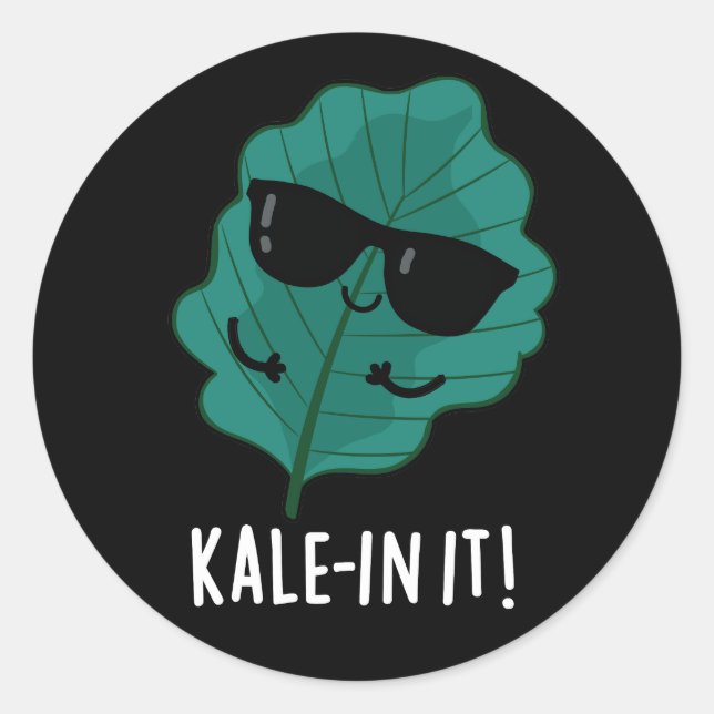 Kale in It Funny Veggie Kale Pun Dark BG Runder Aufkleber (Vorderseite)