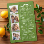 Kalender 2025 mit 4 Fotomaterial Geschirrtuch<br><div class="desc">Eine 4-Foto-Collage mit einem Kalender 2025. Ein lustiger Gegenstand für das neue Jahr. Fügen Sie diesem Design 4 quadratische Fotos hinzu. Mit etwas Arbeit können Sie die Hintergrundfarbe und die Kalenderfarbe ändern,  wenn Sie auf die Option Anpassen klicken und verschiedene Farben auswählen.</div>