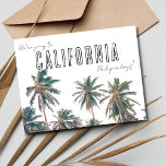 Kalifornische Hochzeit in Urlaubsort Save the Date Postkarte<br><div class="desc">Diese kalifornische Hochzeit in Urlaubsort Save the Date Postcard vereint den Reiz des Goldenen Staat mit einem lebhaften Palmendesign, das Ihre Lieben dazu bringt, sich auf der Reise zur ewigen Liebe mit Ihnen zu verbinden. Die Vorderseite der Postkarte zeigt ein stilvolles Palmendesign, das an die entspannte Eleganz und das sonnige...</div>