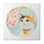 Kaliko-Katze und Blumen japanisch Fliese<br><div class="desc">Dieses ist eine Aquarellillustration einer Kalikokatze, die oben betrachtet und die Kirschblüte genießt. "Hanami" ist eine japanische Tradition, in der Leute und Party unter den Kirschblütenbäumen feiern, wenn sie in der vollen Blüte sind-. Gemalt mit Holbein und Winsor und Newton-Aquarellfarben auf heißem gepresstem Papier der Bögen.</div>