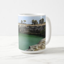 Kalksteinklippen und smaragdfarbene Gewässer