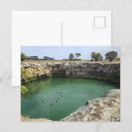 Kalksteinklippen und smaragdfarbene Gewässer Postkarte