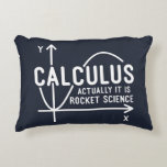 Kalkulieren Sie die "Rocket Science Funny Math" Dekokissen<br><div class="desc">Funny Mathe Science Schule Nerd Design für jeden Mathe Genie oder Geek mit einem guten Gefühl des Spaßes. Das lustige Sprichwort ist "Calculus - Es ist eigentlich "Rocket Science" mit einem x-y-Achse Diagramm</div>