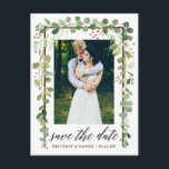 Kalligrafie Botanischer Save the Date-Holzrahmen Ankündigungspostkarte<br><div class="desc">Moderne Kalligraphie-Schrift,  Botanische Grüne Eukalyptus-Blätter,  Holzrahmen,  Save the Date Verlobung Ankündigung Paar Foto Postkarte</div>