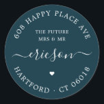 Kalligrafie Die zukünftige Hochzeitsstimmung - Rüc Runder Aufkleber<br><div class="desc">Einfache, elegante, runde Hochzeit oder Verlobung-Rücksendeformular mit weißer Typografie auf tiefblauem aquamarinem Hintergrund. Die Hintergrundfarbe ist auf der Designebene frei wählbar. Diese stilvollen, leicht anpassbaren Adressetiketten enthalten den Text "The Future Mrs. and Mr.", die Adresse des Paares, den Namen in einem modernen Kalligraphie-Schriftart mit Wirbel und ein kleines Herzsymbol. Bitte...</div>