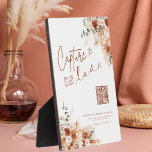 Kalligrafie Script Capture Die Liebe Wedding Boho Fotoplatte<br><div class="desc">Fügen Sie Ihrer Hochzeit eine Touch Boho Charme hinzu mit diesem modernen Bright Boho Script "Capture The Liebe" Wedding Tabletop Plaque mit Easel. Diese mit eleganten Terrakotta-Blume gestaltete Plaque verbindet Stil und Funktion und ist somit ein hervorragendes Stück für Ihre Tafelschilder. Ob auf einem Tisch oder in Ihrer Wand Art...</div>