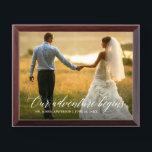 Kalligrafie Unser Abenteuer beginnt Foto Plaque Awardplakette<br><div class="desc">Moderne Elegante Kalligrafie Unser Abenteuer beginnt mit der Hochzeitsfeier Foto Plaque</div>