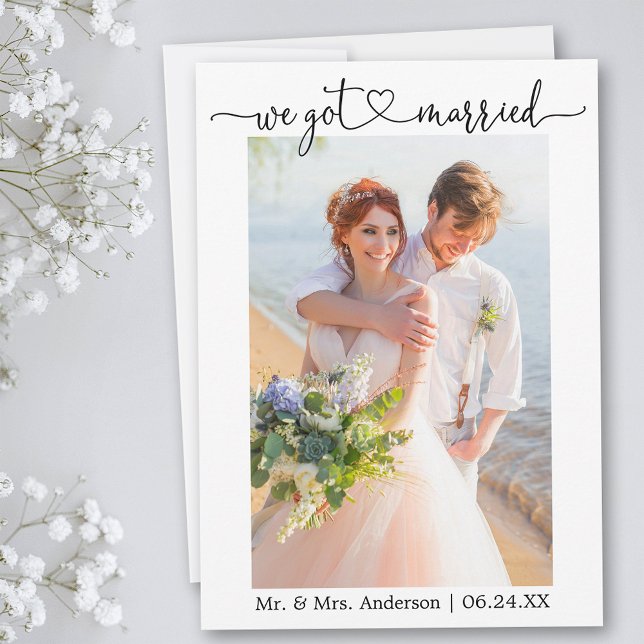 Kalligrafisches Herz Wir Got Verheiratete Foto Hoc Ankündigung (Customize to add text or more photos to back of card.)