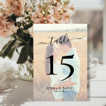 Kalligrafisches Skript-Foto Hochfahren doppelseiti Tischnummer<br><div class="desc">Elegantes Calligrafy Script Foto Overlay Hochzeit Tischnummern doppelseitig. Helfen Sie Ihren Gästen mit diesen schlichten,  doppelseitigen Tischnummer-Karten,  den Sie ganz einfach finden können. Einfach Ihr Lieblings-Foto,  Zahlen,  Namen und Datum hinzufügen! Enthält ein hübsches Schriftskript für die Kalligrafie "Table". Ideal für minimalistische,  elegante und moderne Hochzeiten.</div>