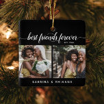 Kalligraphie Beste Freunde für immer 4 FotoCollage Keramikornament<br><div class="desc">Verschönern Sie Ihren Geburtstag und ihre Zuhause mit diesem wunderschönen zweiseitigen "Best Friends Forever" Foto Collage Ornament. Verfügt über einen schwarzen Hintergrund, der in eine beliebige Farbe geändert werden kann, 4 quadratische Bilder, die leicht von Ihrem Computer oder Telefon heruntergeladen werden können, handgeschriebenen Kalligrafiettext "beste Freunde für immer", das Jahr,...</div>