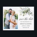 Kalligraphie Grüne Save the Date Foto Postkarte<br><div class="desc">Moderne Kalligrafie Script Elegant Watercolor Botanische Grüne Hochzeitsszenarien Verlobung Announcement Foto Save the Date Postcard beinhaltet Eukalyptus-Blätter,  grünes botanisches Blattwerk,  staubblaue Blätter und andere schöne botanische Vegetation.</div>