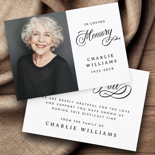 Kalligraphie in liebendem Gedächtnisbeerdigung wei Dankeskarte (Calligraphy in loving memory funeral white photo thank you card)