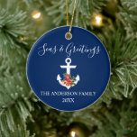 Kalligraphie Meere und Grüße Poinsettia Anchor Keramik Ornament<br><div class="desc">Stilvolle Kalligrafie Script Nautical Seas & Greetings Navy Blue Ornament. Ankern Sie mit Aquarellblume mit roten Poinsettien,  Kiefernzapfen und anderen schönen Winterpflanzen.</div>