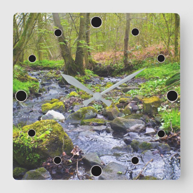 Kalming Woodland Stream Quadratische Wanduhr (Vorderseite)