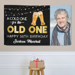 Kaltes für das alte | Foto Geburtstag Banner<br><div class="desc">Für die besondere Person, die ein weiteres Jahr älter wird, machen Sie ihren Geburtstag mit dem Cold One For The Alt - Foto Birthday Banner besonders unvergesslich! Dieses einzigartige und individuell anpassbare Banner mit schwarzem Hintergrund, Aquarellbrille, Saitenleuchten und feinem Schriftart. Außerdem können Sie es mit einem beliebten Foto des Ehrengast...</div>