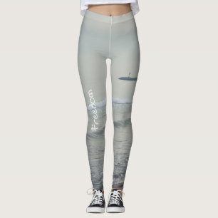 Kaltes ruhiges Meer an einem Wintertag Leggings