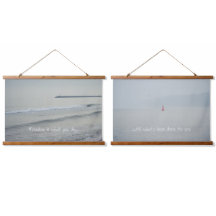 Kaltes ruhiges Meer an einem Wintertag