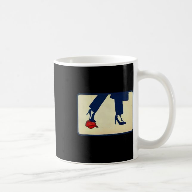 Kamala 2024 Anti Mega High Heels Step on Red Hat Kaffeetasse (Rechts)