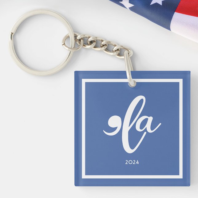 Kamala 2024 sagt ihren Namen Acrylic Schlüsselanhänger (Kamala 2024 Say Her Name Acrylic Keychain Next to an American Flag)