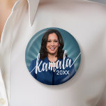 Kamala Harris 2024 - blau aquamarin mit Skriptname Button<br><div class="desc">Ein wunderschönes Design für den Vizepräsidenten der Vereinigten Staaten - Kamala Harris. Ein nicht-traditionelles Design mit einem Foto von Kamala Harris und aquamarinem Hintergrund.</div>