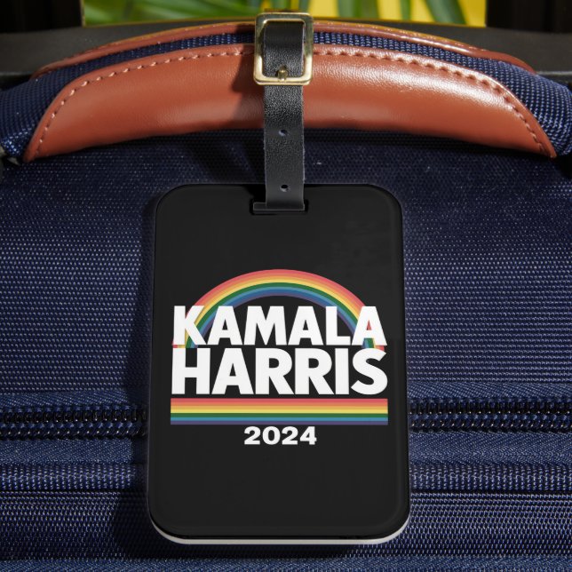 Kamala Harris 2024 Rainbow Gay Pride LGBT Election Gepäckanhänger (Vorderseite Insitu 2)