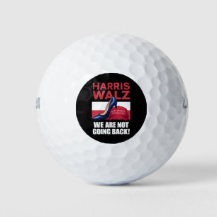 Kamala Harris Absätze treten auf roten MAGA-Hut   Golfball