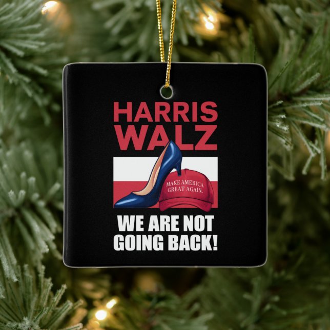Kamala Harris Heels treten auf Red MAGA Hat Keramikornament (Baum)