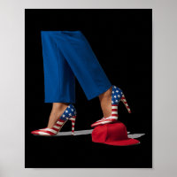 Kamala Harris mit hohen Absätzen auf Red Hat