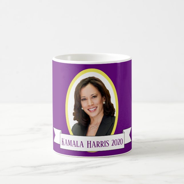 Kamala Harris Portait auf Lila Kaffeetasse (Mittel)
