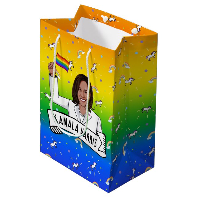 Kamala Harris Pride Mittlere Geschenktüte (Vorderseite Schrägansicht)