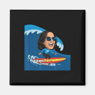 Kamala Harris reiten Surfbrett auf einer blauen We Magnet