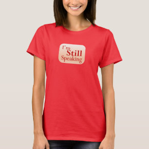 Kamala Harris spricht immer noch in Rot T-Shirt