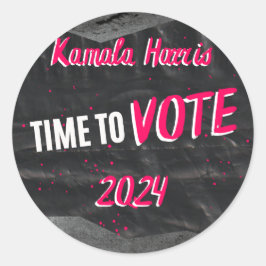 Kamala Harris Sticker. Dunkel mit rosa Schriftart. Runder Aufkleber